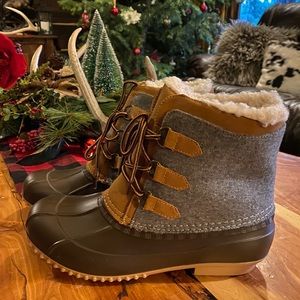 Winter duck boots